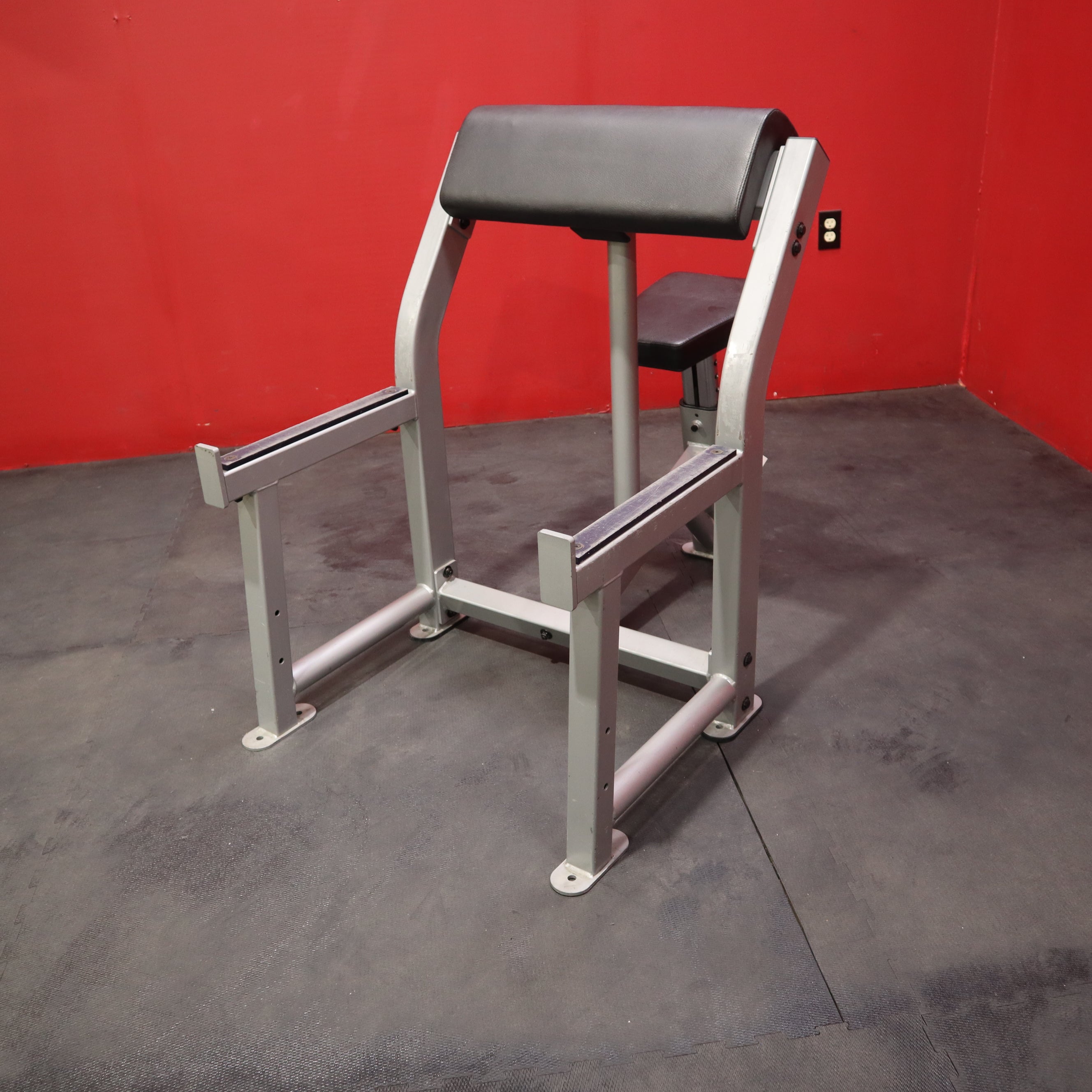 Flug, Inflight Seated Preacher Curl Bench (wiederaufbereitet)