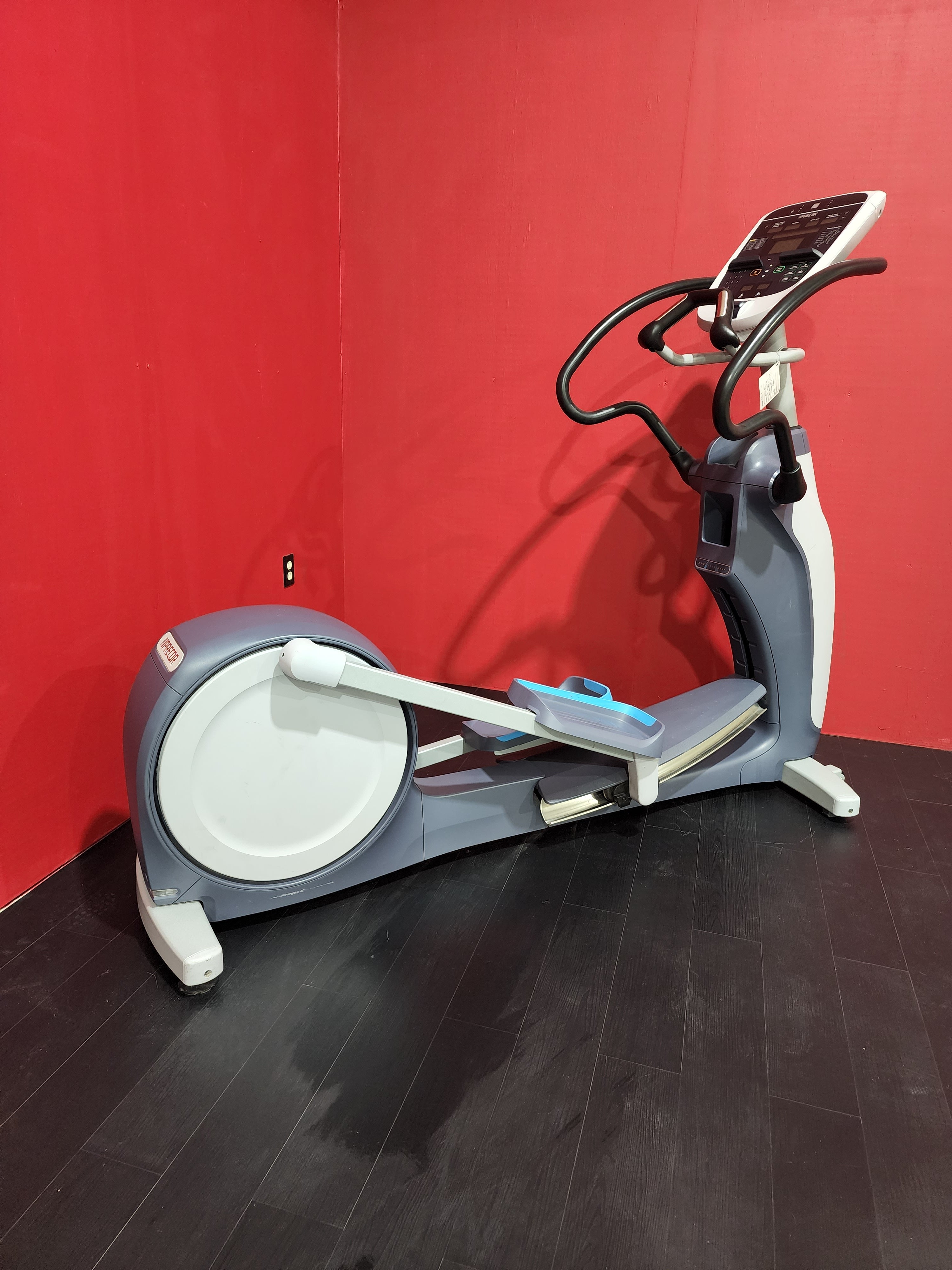 Precor, Precor EFX 833 Ellipsentrainer für den unteren Körperbereich mit P30-Konsole (Converging Crossramp) *Refurbished*