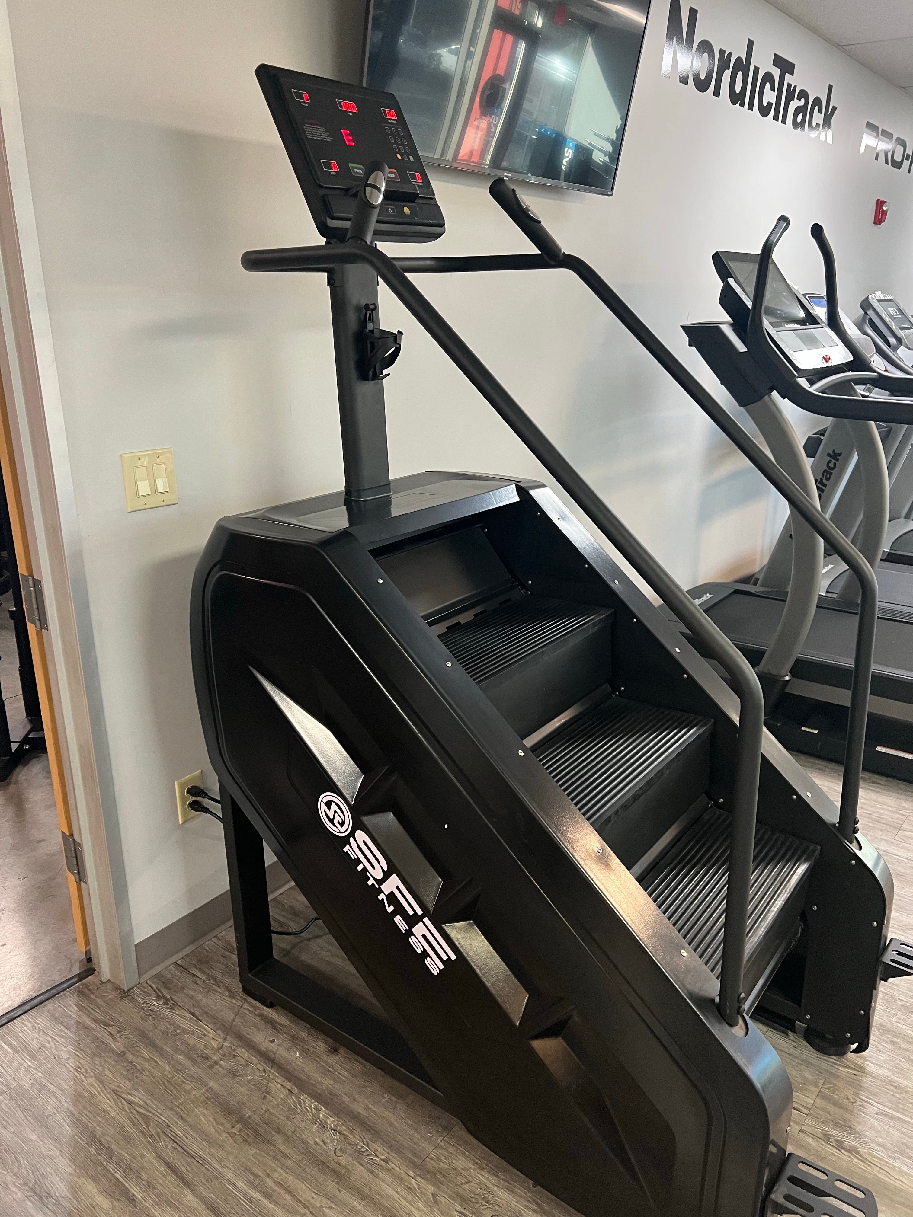 Sport- und Fitnessbörse, SFE Stepmill Pro (Stairmaster) mit drehbaren Stufen und Leistungsmonitor (NEU)